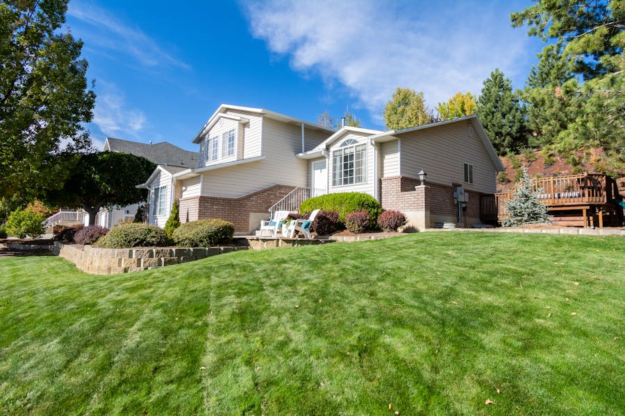 Streak-free window cleaning with microfiber cloth